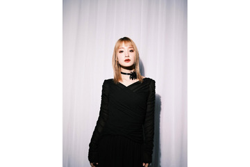 剛力彩芽、モード感漂うブラックドレス姿！雰囲気一変の最新ショットに反響 画像