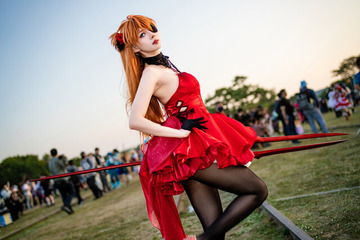 真紅のドレス×黒タイツのハイヒールで美脚が映える！「エヴァ」アスカは振り向きポーズの背中も美しすぎた 画像