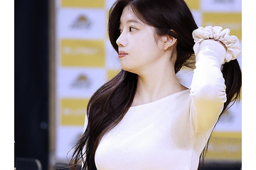 思わず見てしまうボリューム感…サロンオーナーの顔も持つ韓国チア、試合前の一瞬を激写 画像