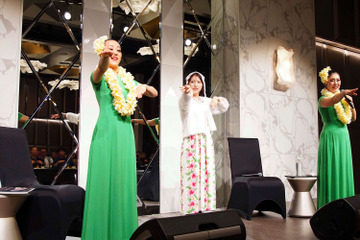 「ウマ娘」声優・石原夏織、フラダンス＆ウクレレに挑戦！“全編ハワイ撮影”の写真集発売記念イベントが開催 画像