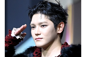 NCT・テヨン、ユウタからの祝花抱きしめニッコリ　“猫耳”姿で見せた笑顔にファン悶絶「尊い…」 画像