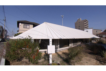 360度ガラス張りで庭を一望！ まるで“巨大な宇宙船”のような近未来平屋『住人十色』 画像