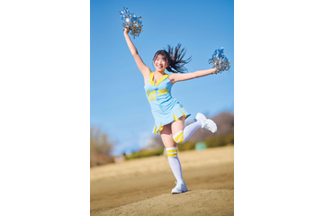 姫野ひなの、はじける笑顔と全力のポーズ！チアガール衣装のグラビア披露 画像