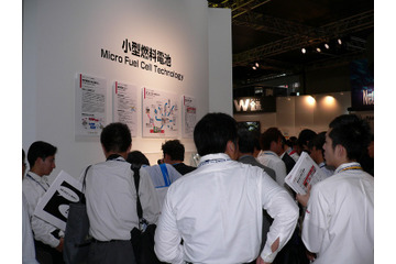 【CEATEC 2005】東芝、次世代バッテリー「小型ダイレクトメタノール型燃料電池」を参考出品 画像