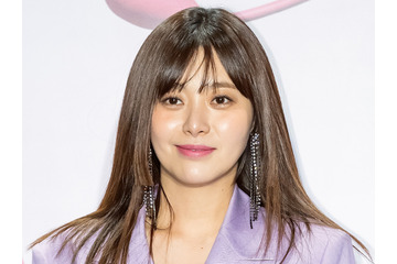 “韓国人のマナー問題”がまたしても…共用ソファに土足乗せて笑顔の女優に批判殺到 画像