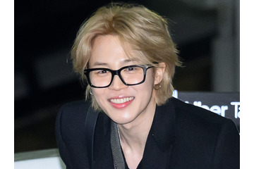 BTS・JIMIN、知的なメガネ姿から“ウサギ耳”まで！ときめき満載の日常ショット公開 画像
