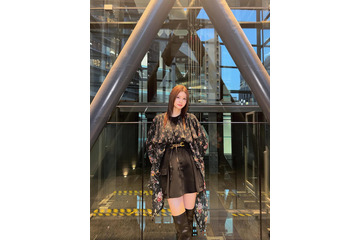 生見愛瑠、“絶対領域”美脚に釘付け！ブラックミニ＆ロングブーツ姿披露 画像