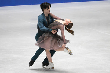 紀平梨花、りくりゅうとカナダ再会！ペア・西山真瑚と4ショット「こっちで会えると思ってなかった」 画像