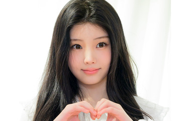 「まだ赤ちゃん！」ILLITメンバー、ウォンヒの“成人宣言”を全力阻止!?爆笑のパーティーが話題 画像