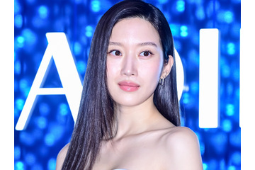 「ほぼ全部見えてる」衣装で話題に！ムン・ガヨン、ずり落ちそうな“紐なし”ドレスから美デコルテあらわ 画像