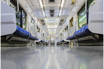 電車内がハッピーターンだらけに！？公式Xが「ハッピーターン化計画」を告知 画像