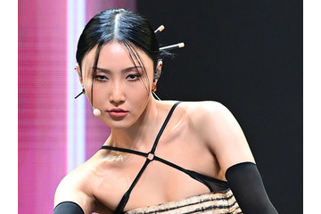 グラマラス体型あらわに…過激ダンスで“公然わいせつ罪”と告発されたファサ、ぴちぴちキャミ姿 画像