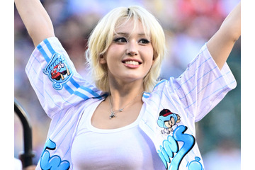 あと数センチで…インナー露出で物議を醸したチョン・ソミ、ヒヤヒヤする背中の肌見せが話題 画像