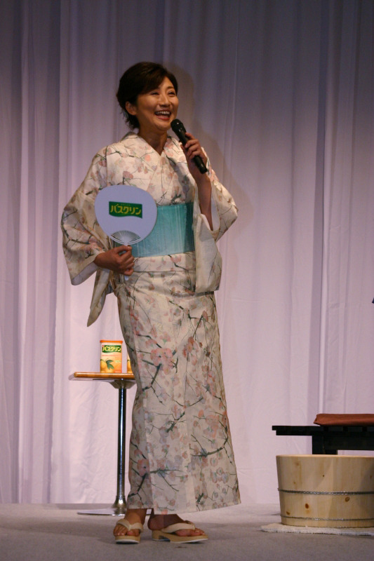 ツムラ ライフサイエンスがバスクリンに社名変更 社長が松下由樹と足湯トーク Rbb Today ツムラ ライフサイエンスがバスクリンに社名変更 社長が松下由樹と足湯トーク Rbb Today