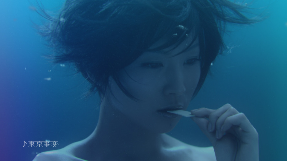 水のなかでガムを噛むクールな椎名林檎 幻想的なキスミント新cm公開 Rbb Today