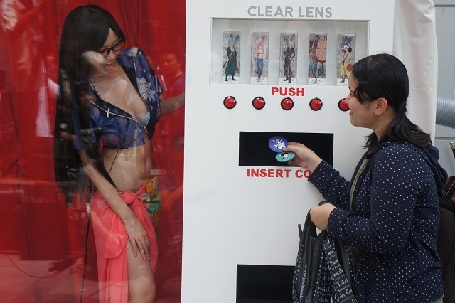 Jins Pc ワンピースモデルを手渡すキャラの正体は 秋葉原に巨大有人販売機出現 Rbb Today