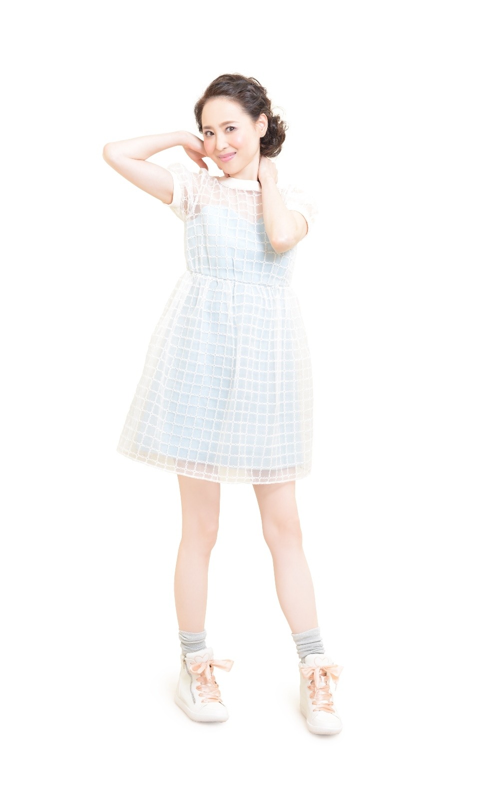 松田聖子、デビュー35周年で“花嫁”に！ 純白ウェディングドレス姿を 