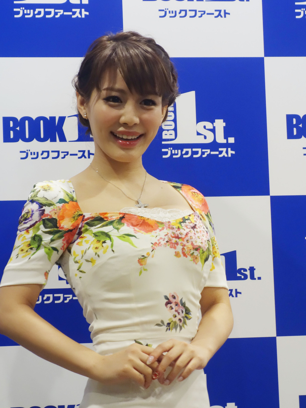 来年はコスプレ写真集も 美馬怜子が2nd写真集発売で握手会 Rbb Today