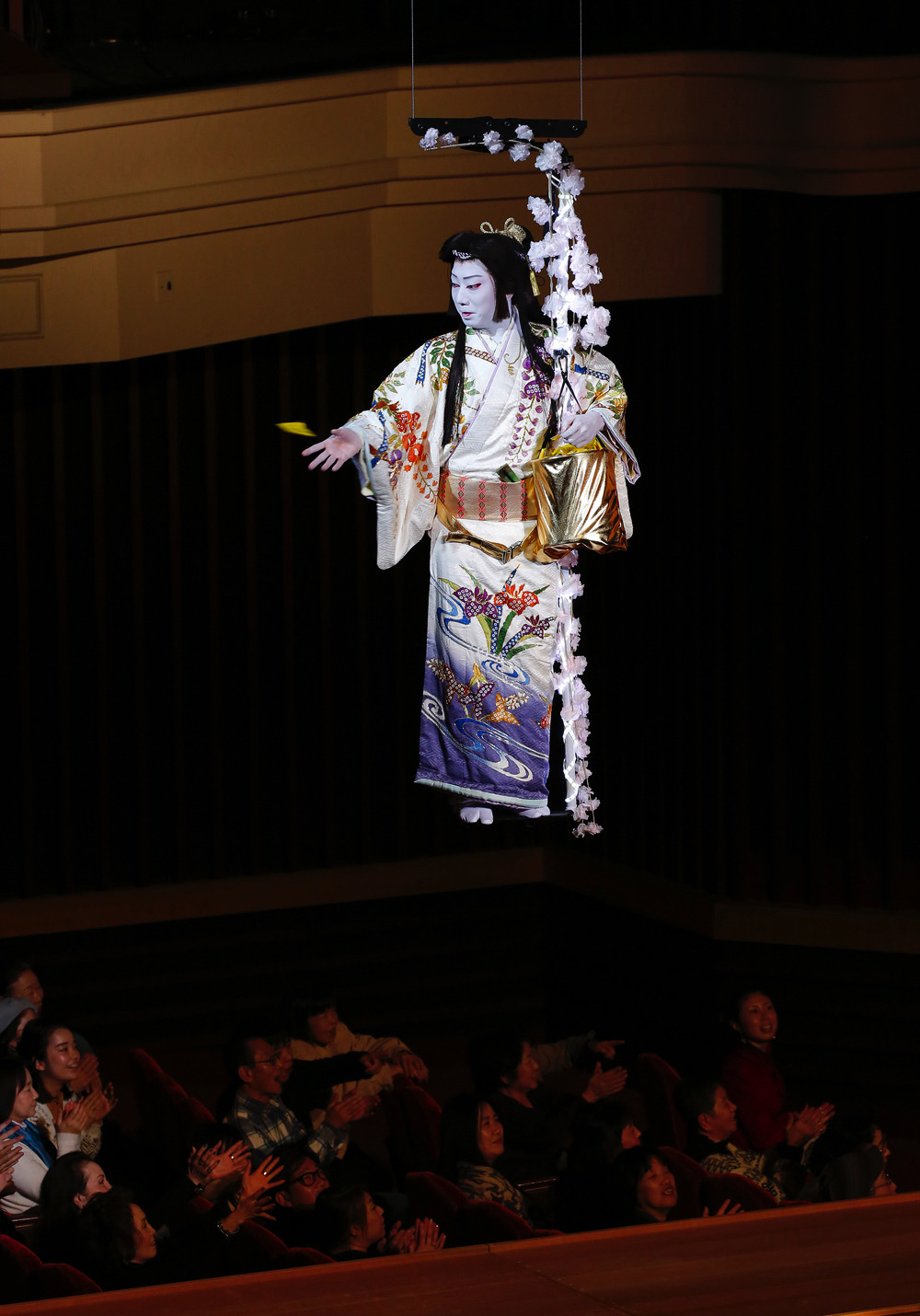 市川猿之助 二月花形歌舞伎 で宙乗り豆まき Rbb Today 市川猿之助 二月花形歌舞伎 で宙乗り豆まき Rbb Today