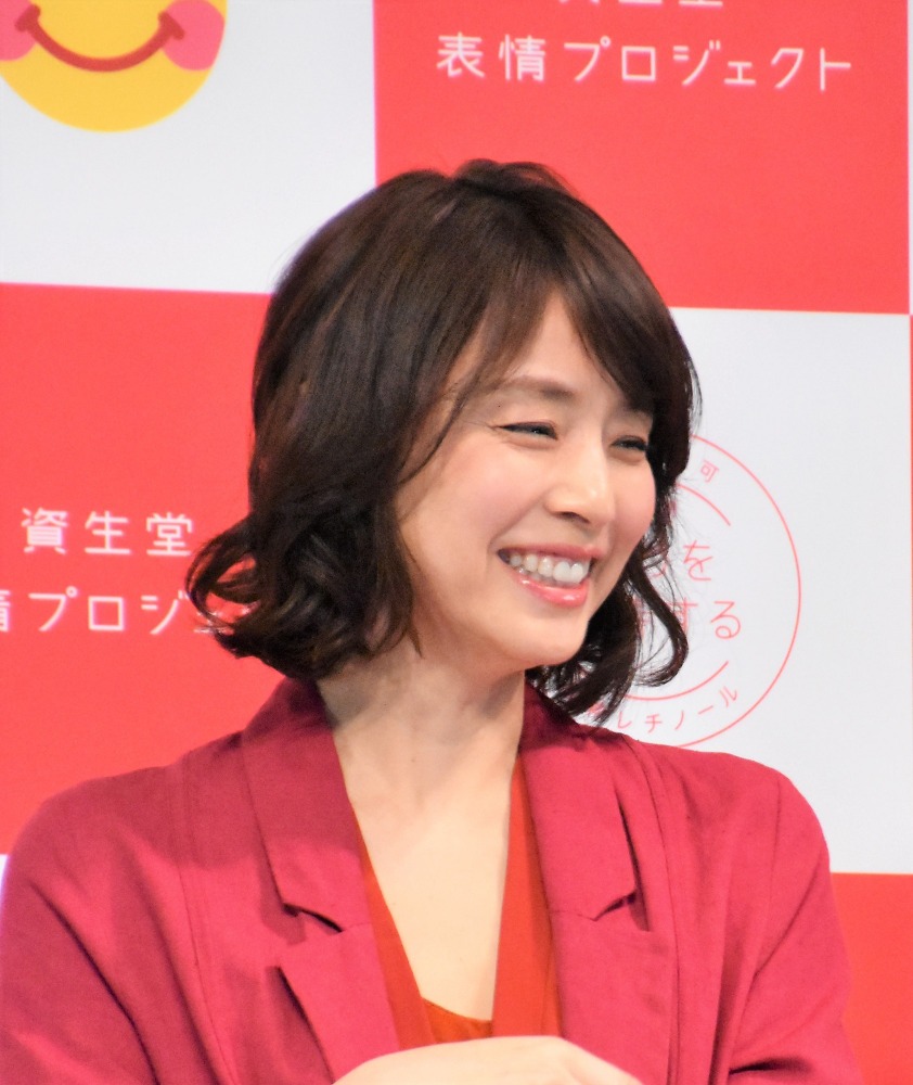 石田ゆり子のピンチに妹 石田ひかりが出動 仲良し2ショットも公開 Rbb Today