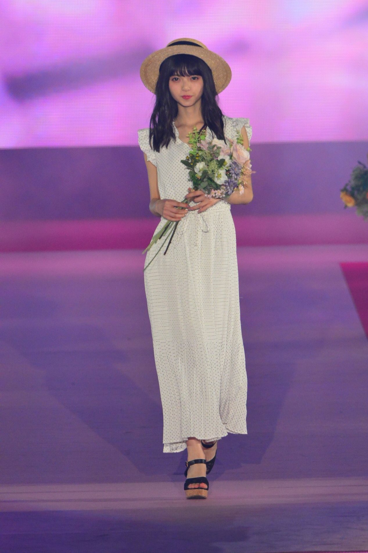 乃木坂46 齋藤飛鳥 麦わら帽子を客席に投げ入れ歓声 Girlsaward 18 Rbb Today