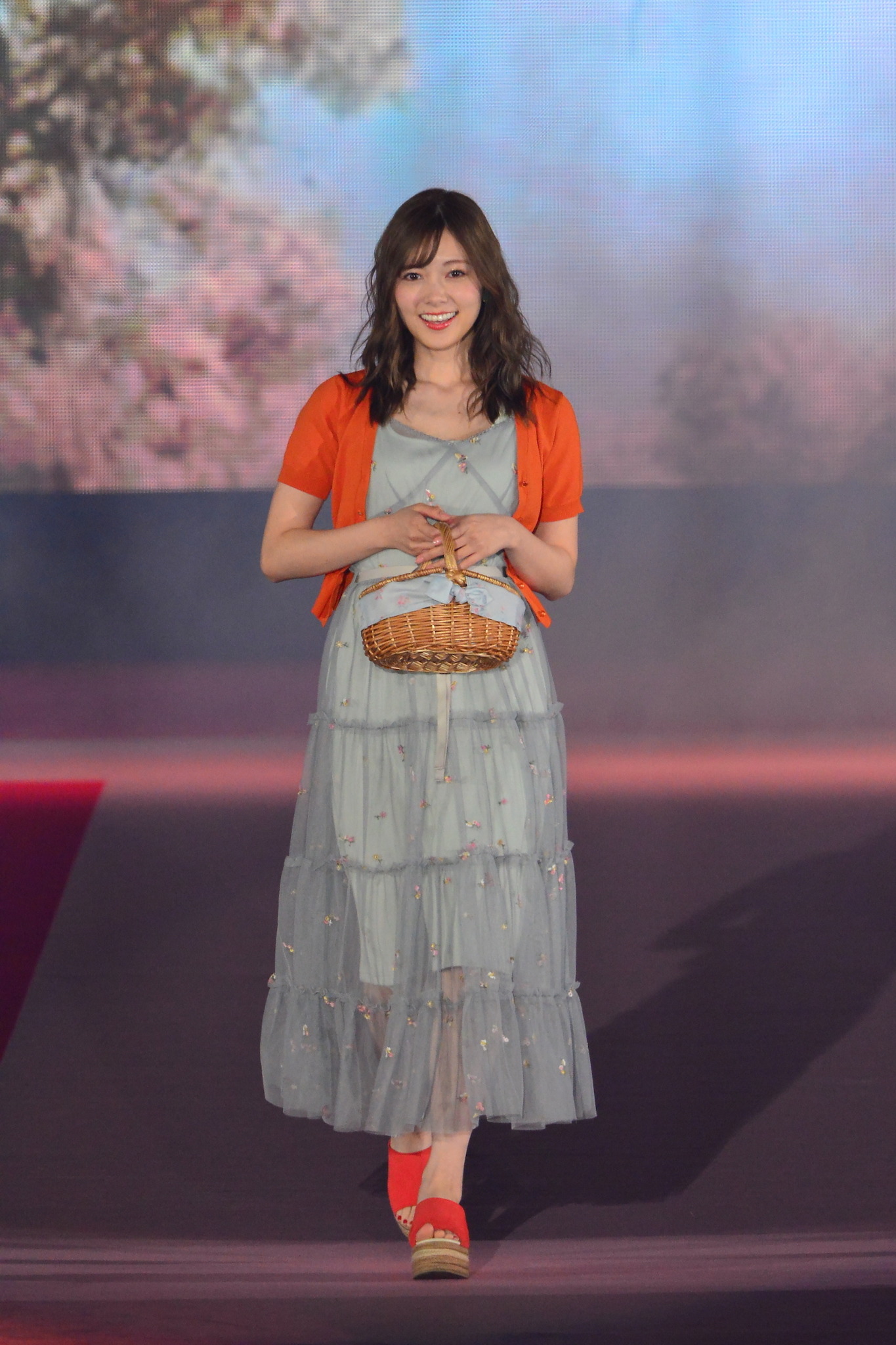 白石麻衣 シースルーワンピースで Girlsaward 18 に登場 Rbb Today