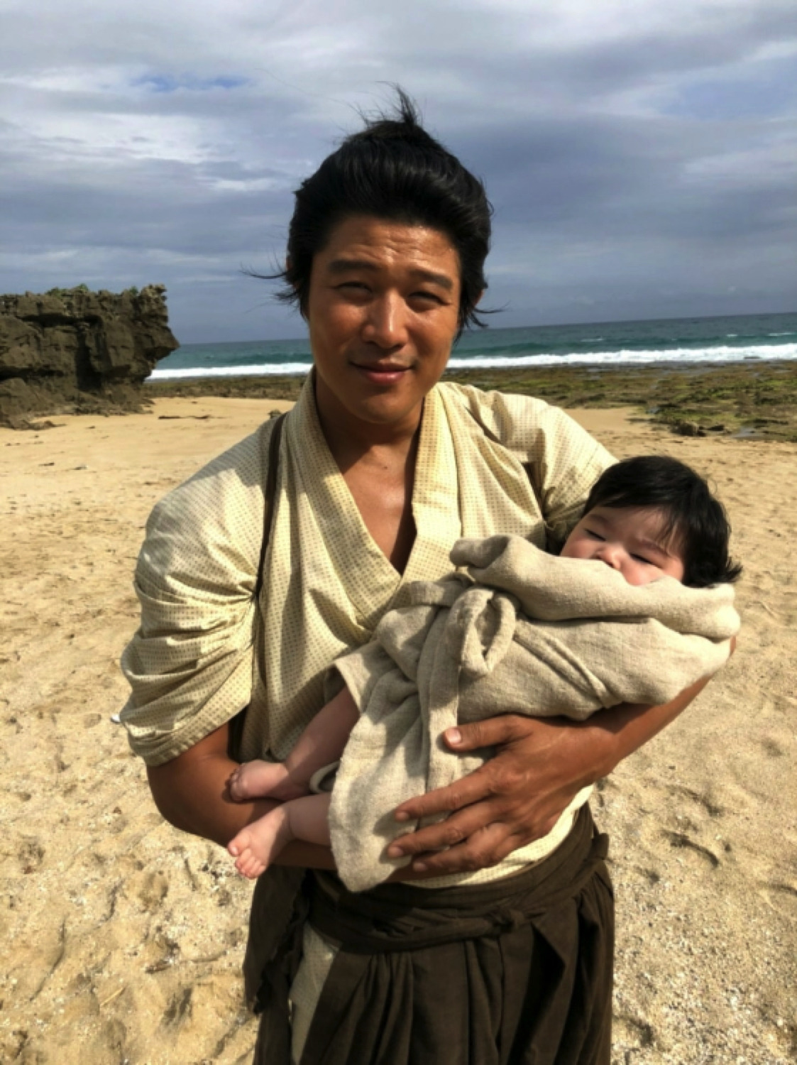 鈴木亮平 はじめてのキスシーンは石橋蓮司と Rbb Today