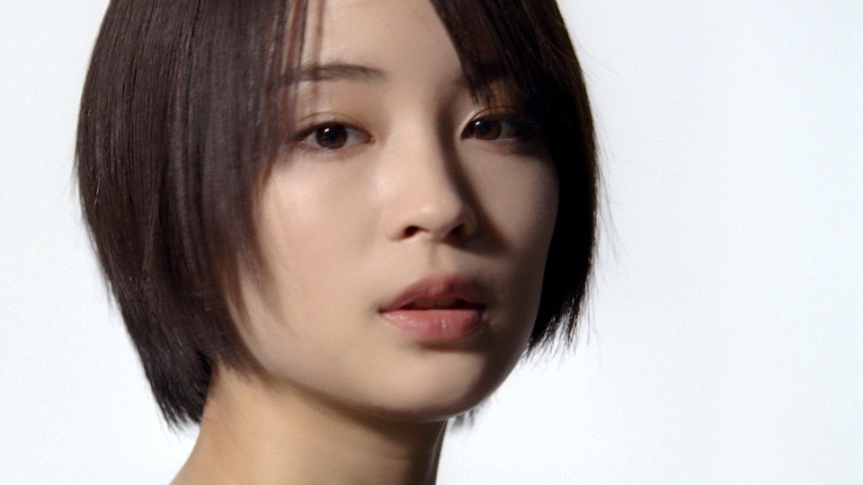 広瀬すずがクールなミニスカ衣装で バキュン と狙い撃ち 新cmが公開 Rbb Today