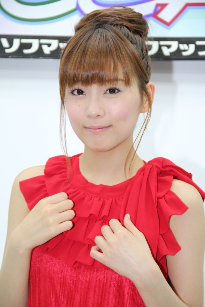 重盛さと美 黒髪からハイトーンのヘアカラーにイメチェン Rbb Today