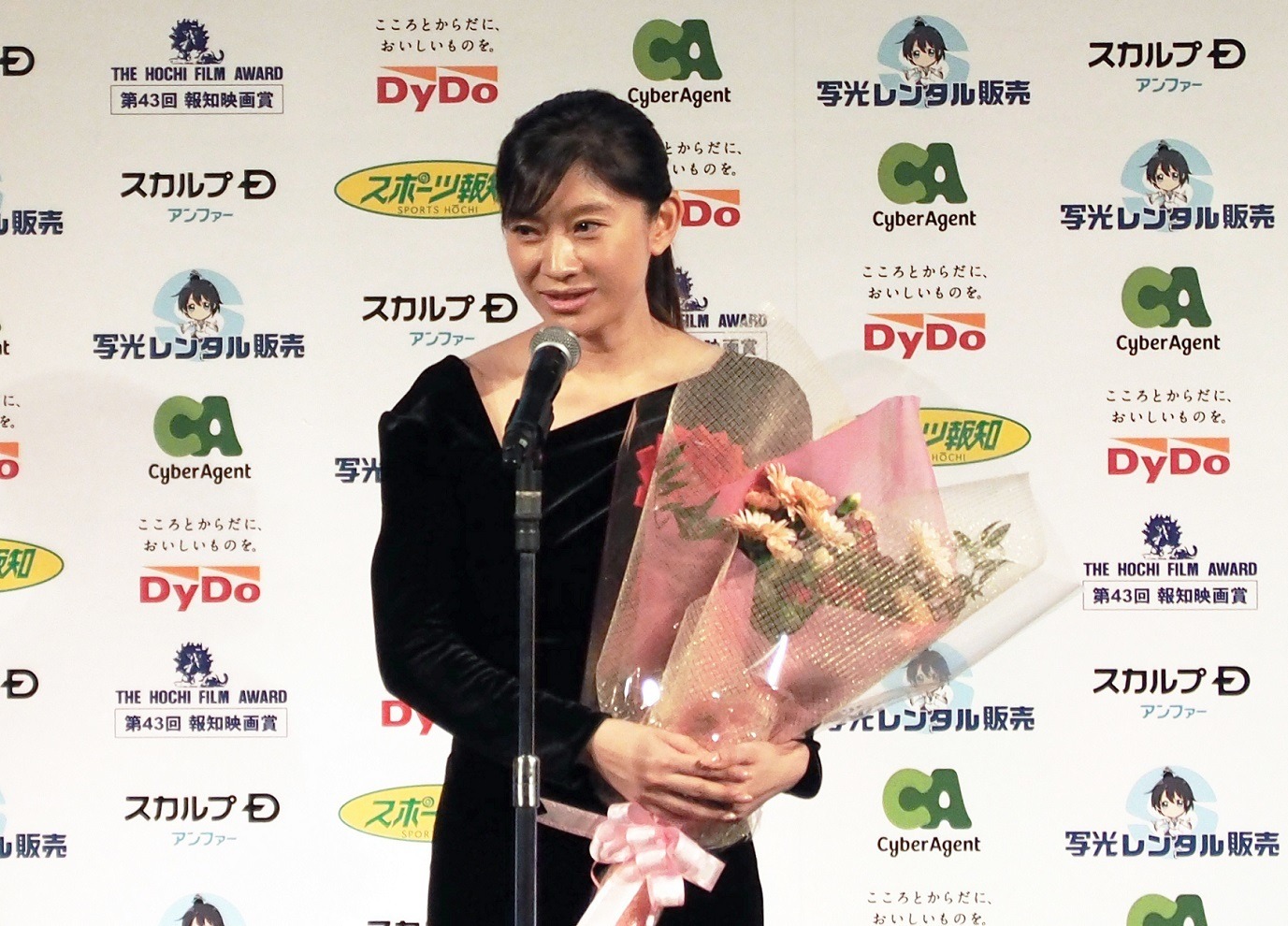 篠原涼子 報知映画賞主演女優賞の表彰式に漆黒のドレスを身にまとって登場 Rbb Today 篠原涼子 報知映画賞主演女優賞の表彰式に漆黒のドレスを身にまとって登場 Rbb Today