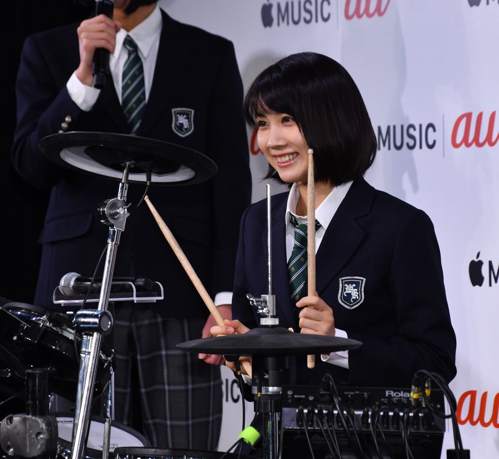 松本穂香 無茶ぶりにキュートなドラム演奏で対応も 誰の顔も見れない と照れまくり Rbb Today
