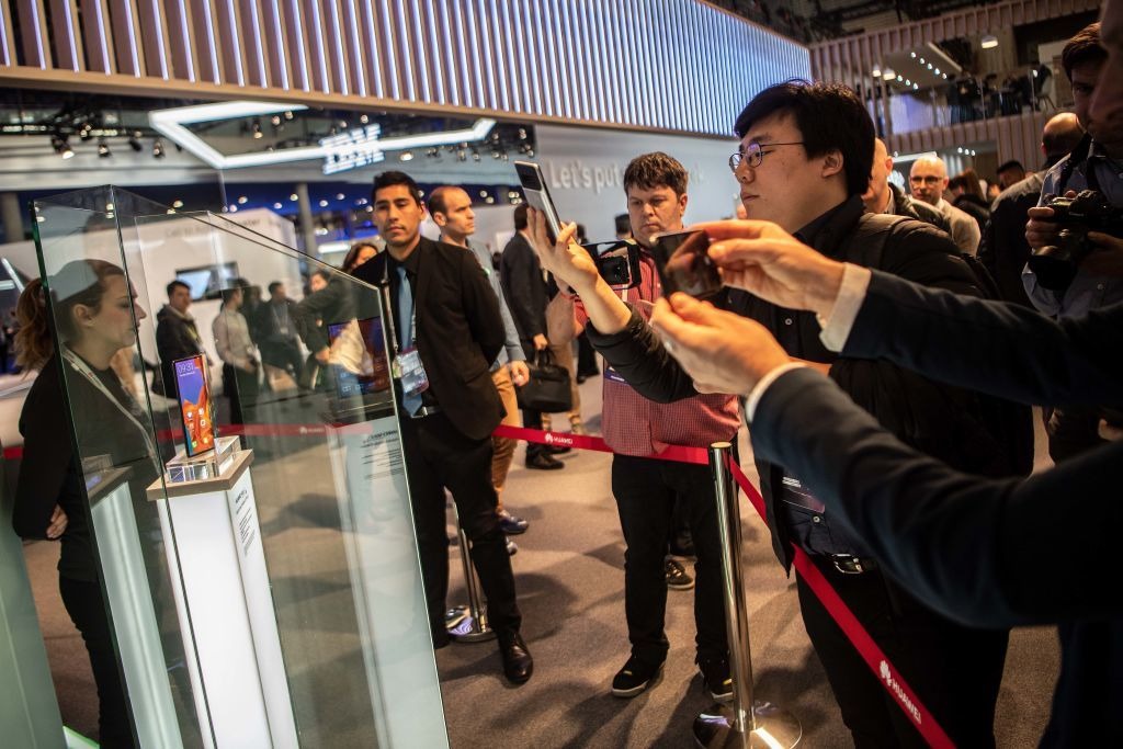 折り曲げディスプレイや飛び出すインカメラなど Mwcで見つけた 変わり種スマホ 動画レポート Rbb Today