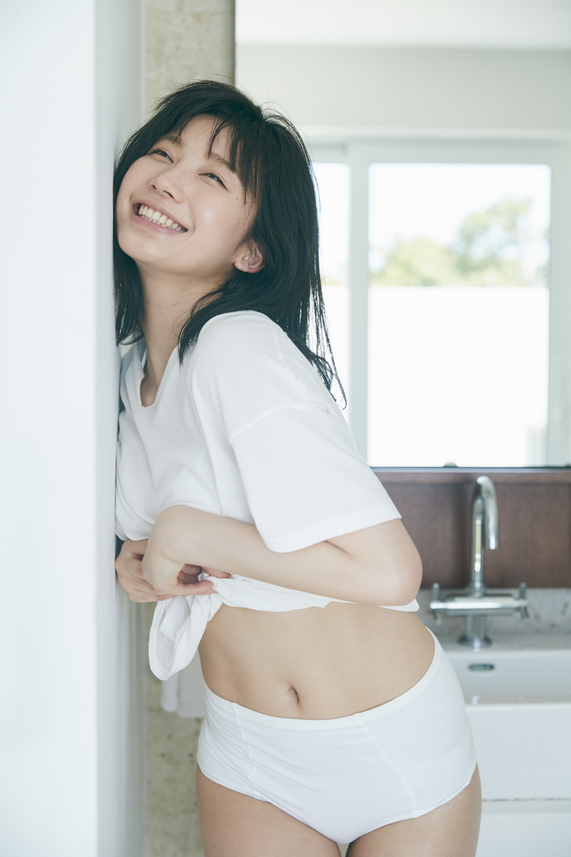 小倉優香 写真集で初の試み 少し恥ずかしかったのですが Rbb Today