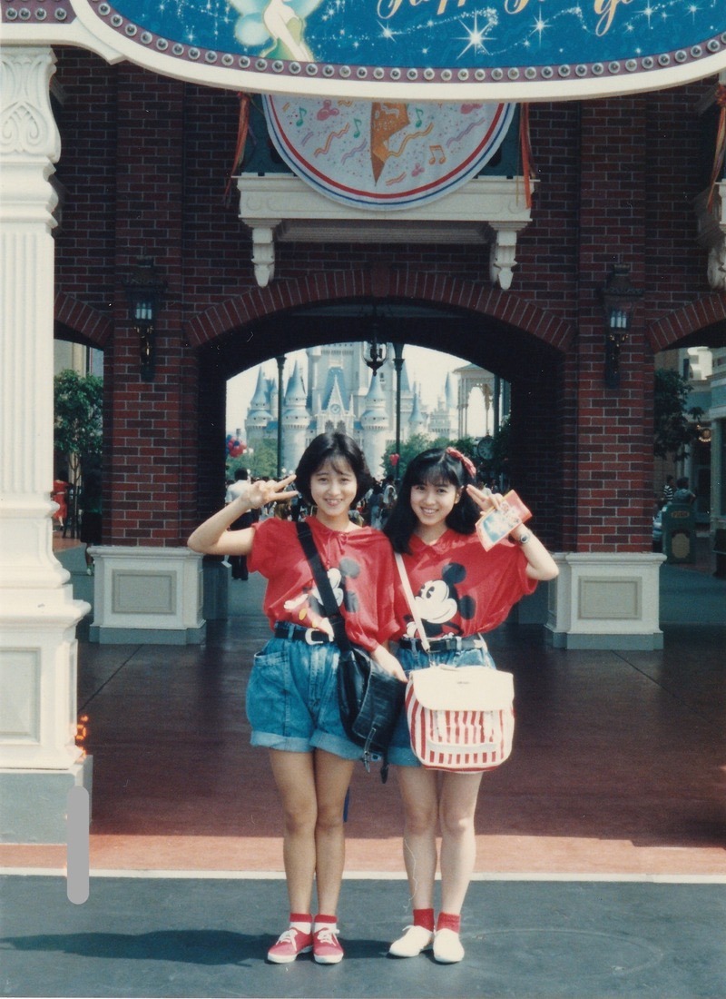 ディズニーで双子コーデ 西村知美 渡辺美奈代とのjk時代の2ショット公開 Rbb Today