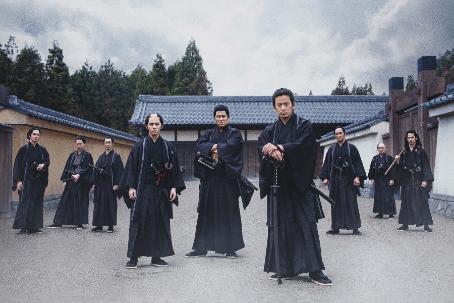 岡田准一 鈴木亮平らがクールな黒隊服に 映画 燃えよ剣 新カット解禁 Rbb Today