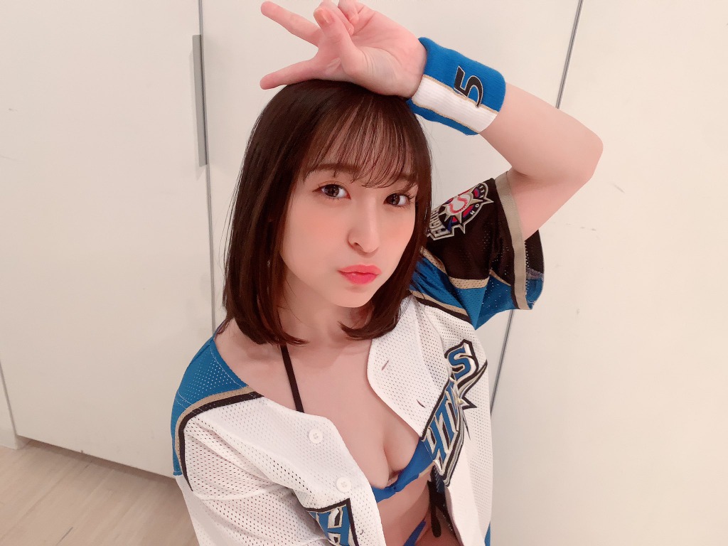 中崎絵梨奈がプロ野球ガールズに ビキニ ユニフォームのセクシーショット公開 Rbb Today