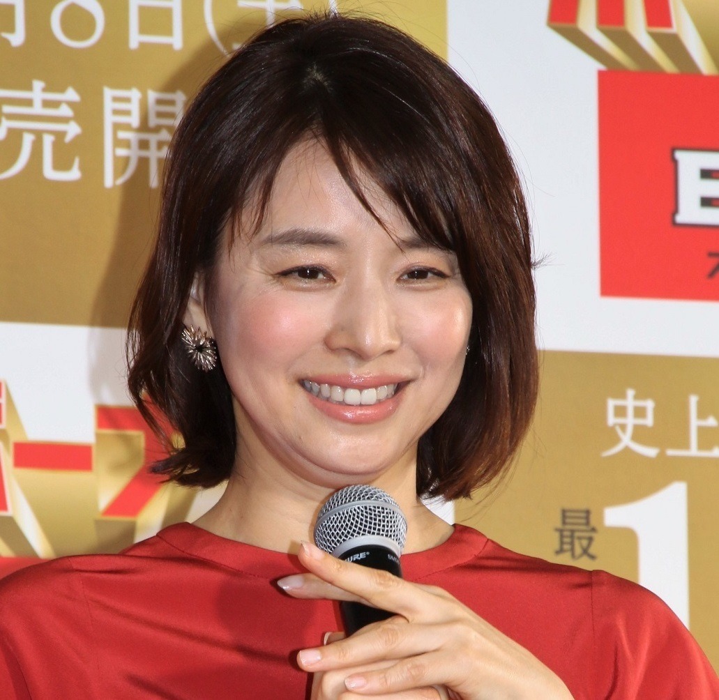 石田ゆり子 著書の発売を発表 クローゼットのお気に入りアイテムについてつづる Rbb Today