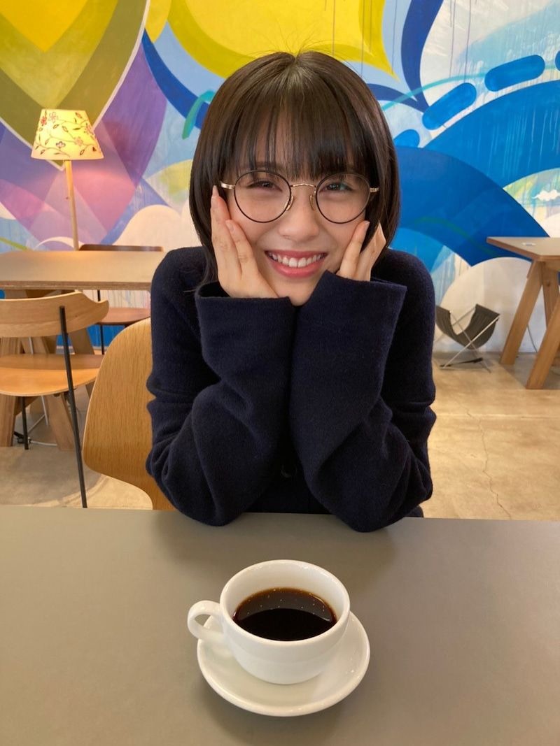 浜辺美波の可愛すぎる頬杖ショットにファン 癒されっぱなし Rbb Today