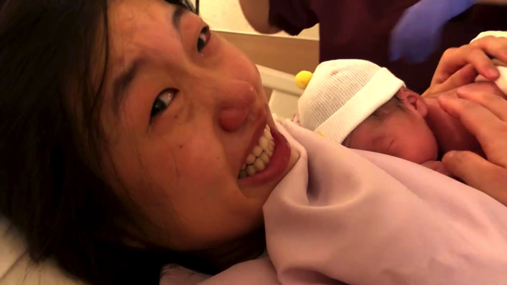 横澤夏子 出産直後に初めてわが子を抱く感動シーン公開 サントリーcmの一コマ Rbb Today 横澤夏子 出産直後に初めてわが子を抱く感動シーン公開 サントリーcmの一コマ Rbb Today