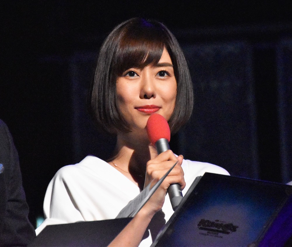 山崎夕貴アナがギャルに 激レアな金髪ウィッグ姿が公開に Rbb Today