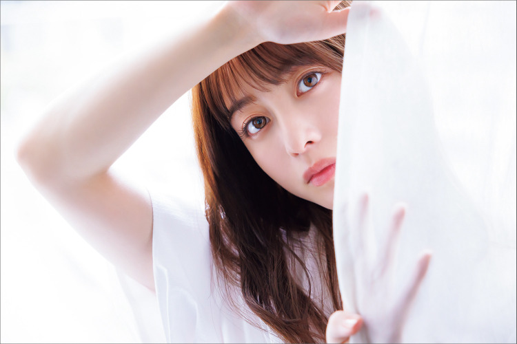 橋本環奈 6年ぶり Cmnow 表紙 巻頭特集登場 清楚な白ブラウスで二の腕チラリ Rbb Today