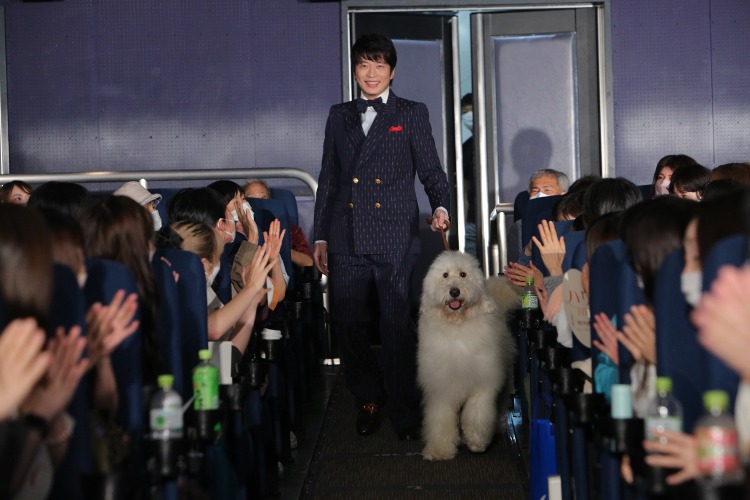 田中圭 俳優犬ベック 映画 ハウ 公開記念舞台挨拶に仲良くお散歩登壇 Rbb Today