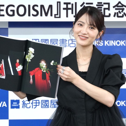 若月佑美、15周年記念の作品集発売に熱い思い！「生駒里奈ちゃんや秋元真夏ちゃんに渡したい」 画像