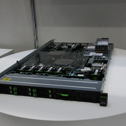 【富士通フォーラム2012】バッテリー装置、GPUを搭載可能な2WAYサーバー CX270 S1 画像