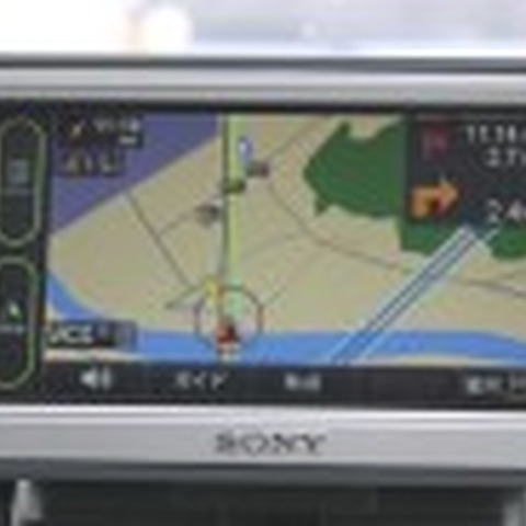 【GW特集：ソニー ポータブルカーナビの実力検証！ Vol.1】スポンジ吸盤は意外と強力 画像