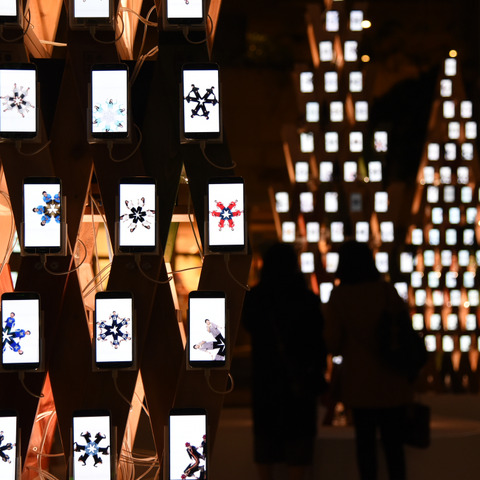 Google、600台のスマホでクリスマスツリー!六本木で16日まで開催中 画像