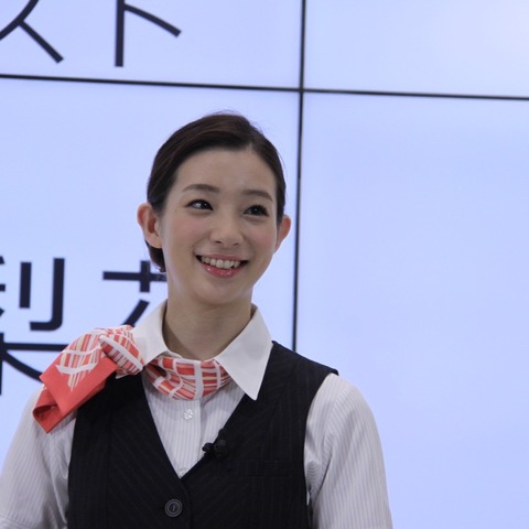 制服姿の足立梨花にKDDI社長もうっとり!「見違えますね」 画像