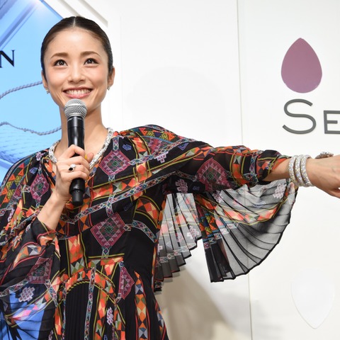 上戸彩、2億円のジュエリーを身に着け登壇も普段は「ドすっぴんで歩いている」と明かす 画像