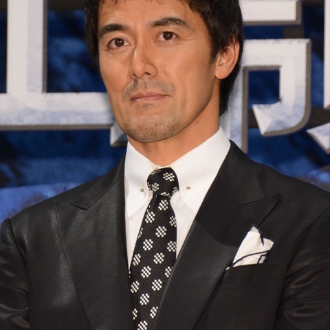阿部寛、衝撃のウサ耳姿で“萌え注入!?”にネットが反応「果てしなくかわいい」 画像