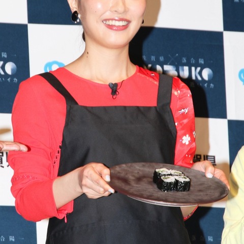 内田理央、エプロン姿で特技の海苔巻きづくりを披露!「高校生ぶりに作りました」 画像
